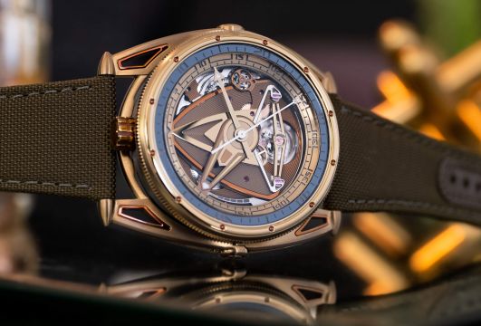 DB28GS “Yellow Submarine” A diver’s watch in the colors of fire